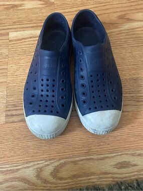 Native Kids Jefferson Water Shoes in Navy with White Toecaps